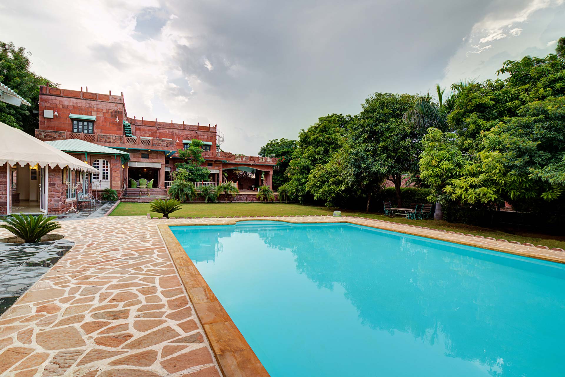 https://img.vistarooms.com/gallery/1-room-at-an-oasis-of-serenity-ce8a70.jpg