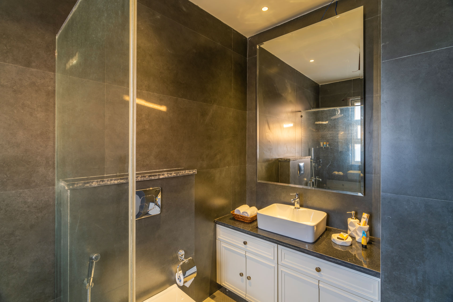 Barton Estate w/ Outdoor Pool - Manesar