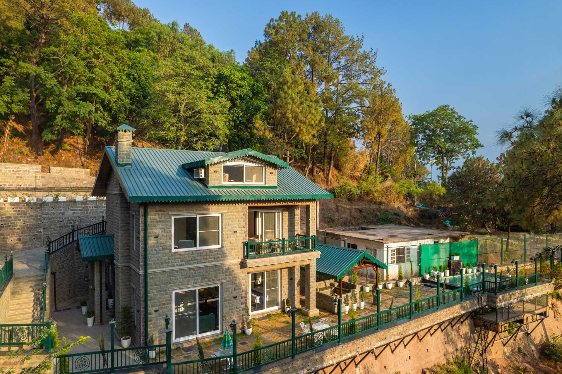Cas Mir w/ Outdoor Pool