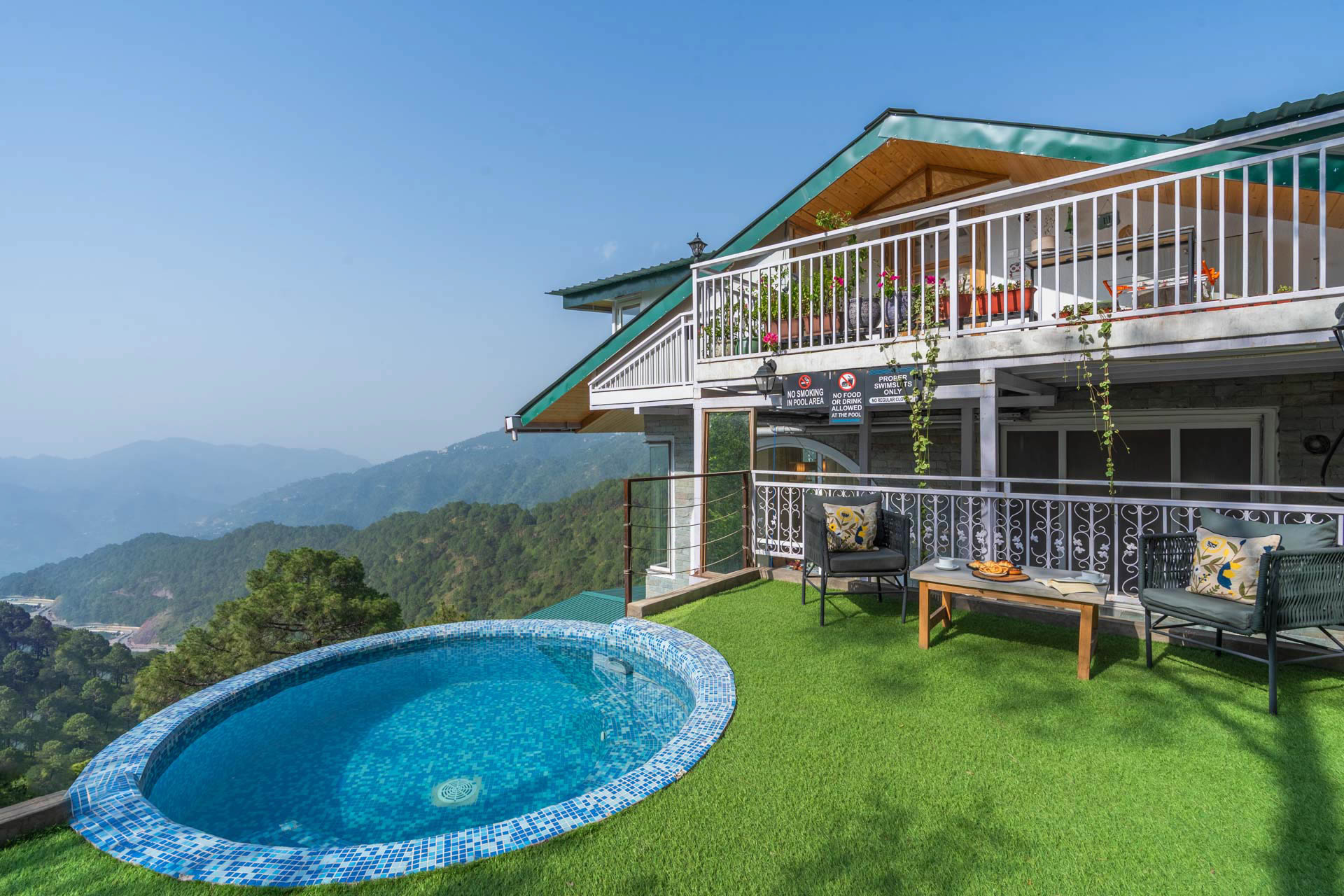 Book Your Luxurious Stay @ Chapter 7 @ The Ever House W/ Jacuzzi