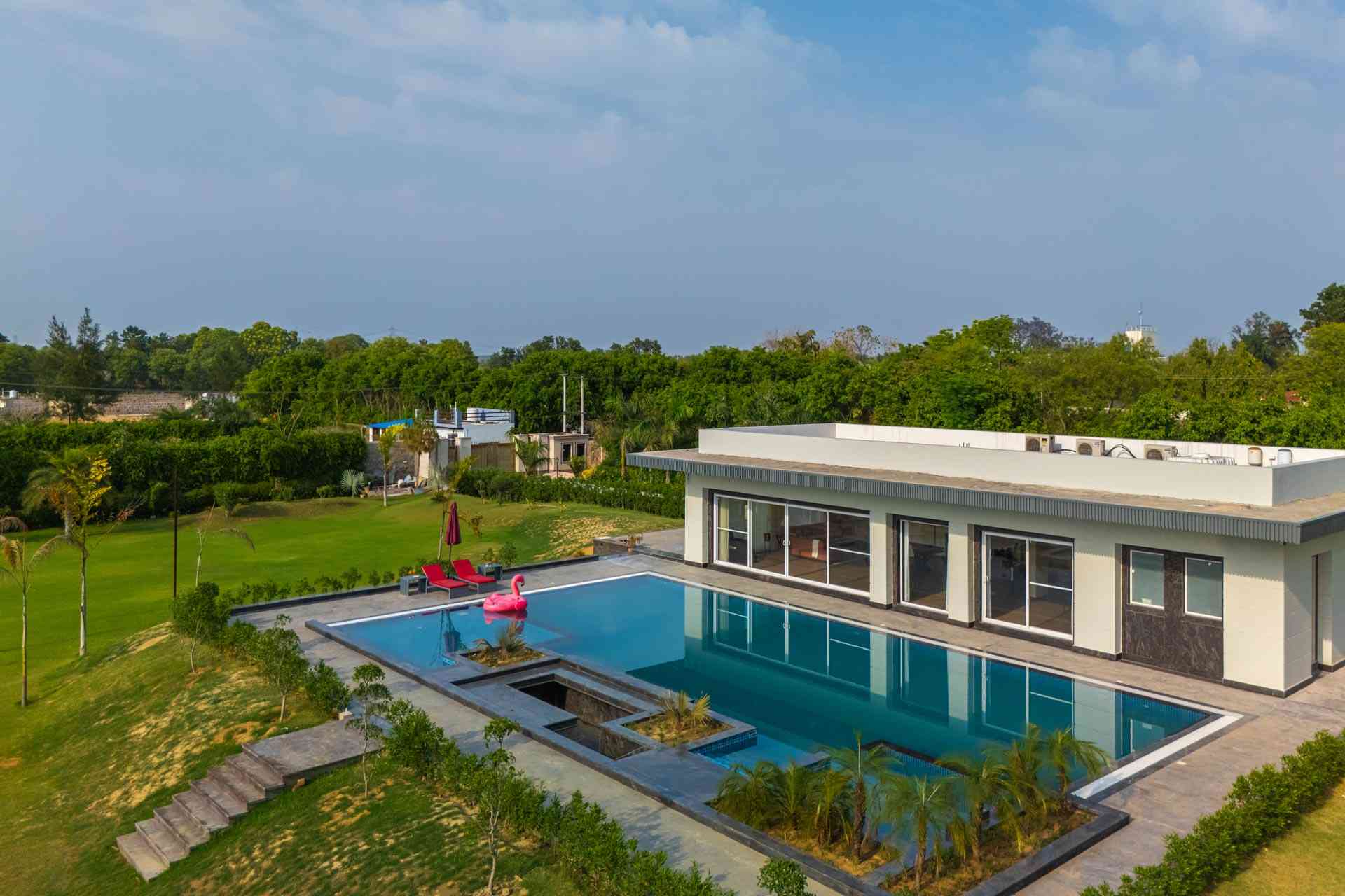 Book Your Luxurious Stay @ Aarna Estate In New delhi from StayVista