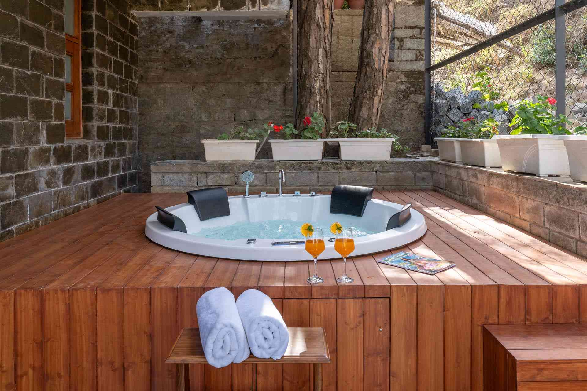 Book Your Luxurious Stay @ Floradale w/ Jacuzzi & Wood-Fire Pizza