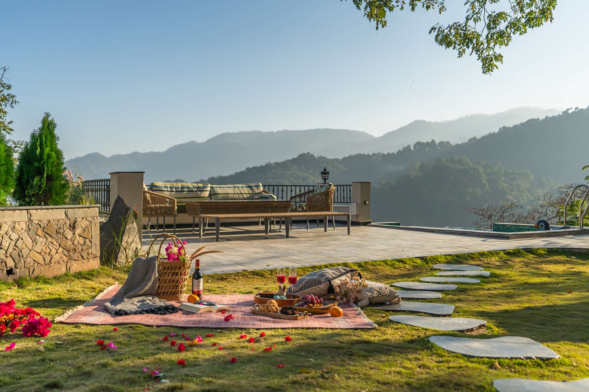 ILIKA W Heated Infinity Pool and Jacuzzi