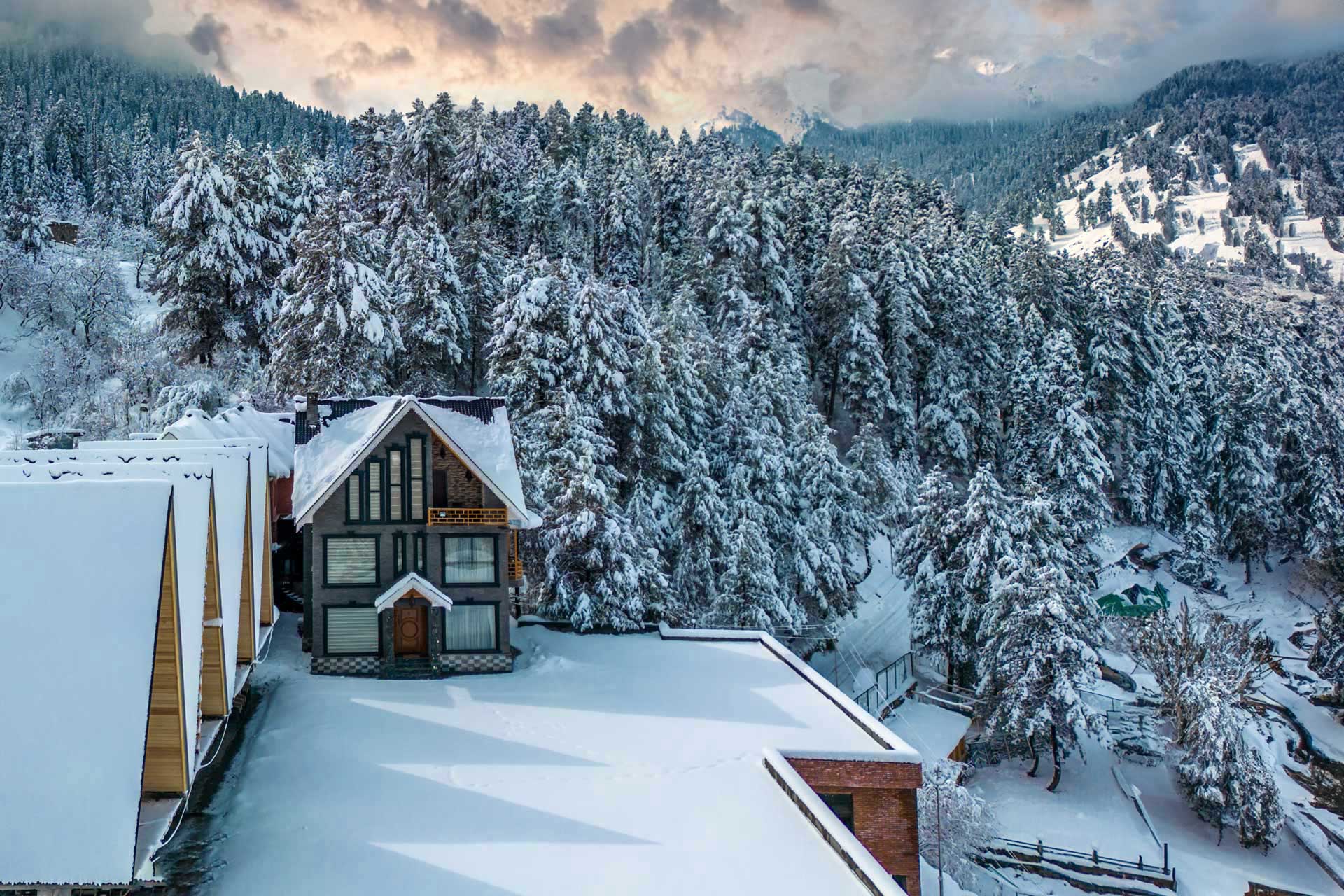 Suite Room @ Frozen Fall - Tangmarg w/ Breakfast Included - Image 2