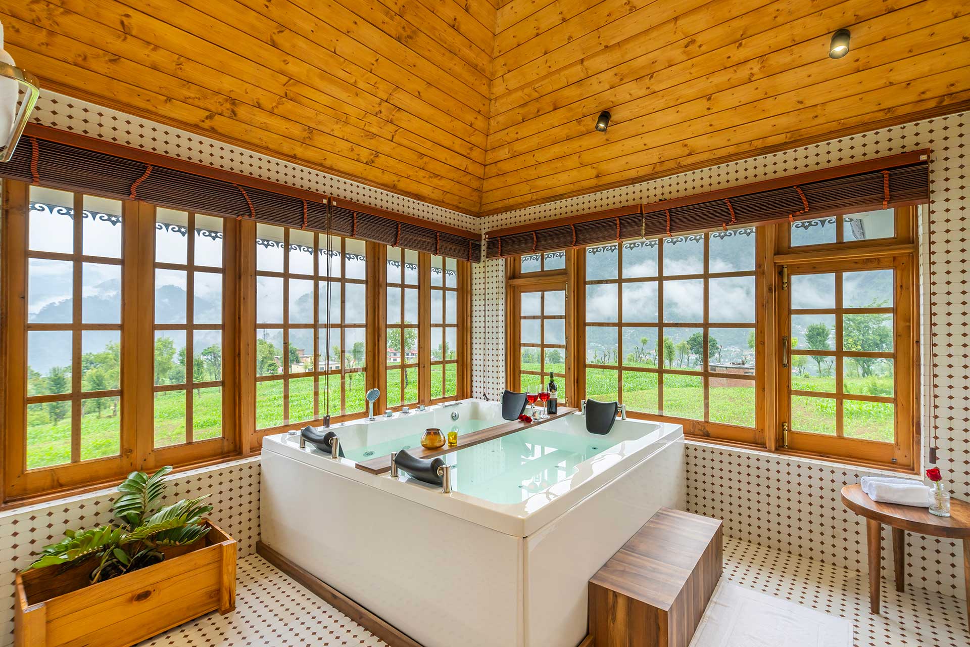 The Oakridge W/ Jacuzzi - Image 3
